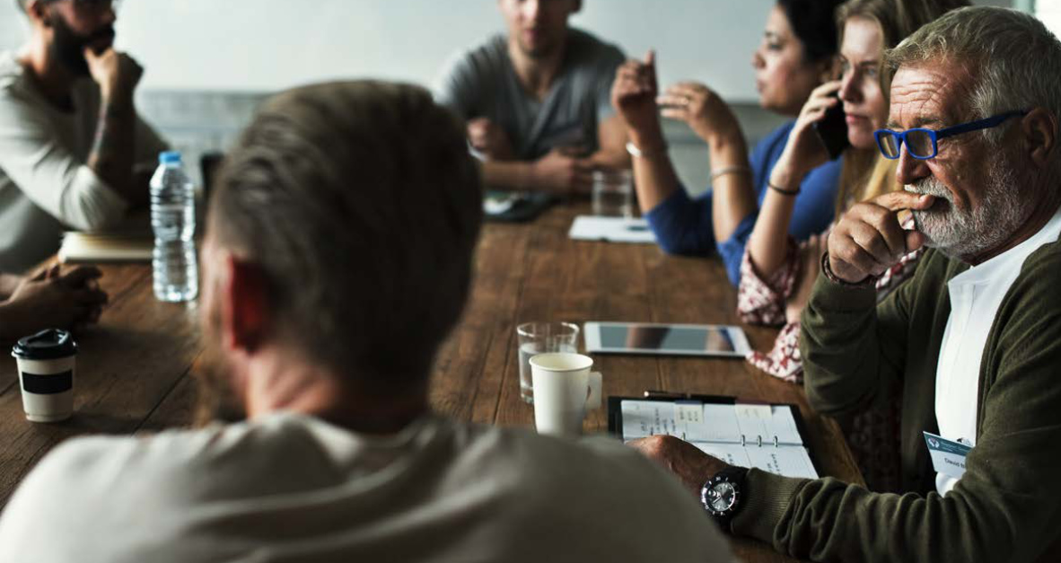 Personas en mesa